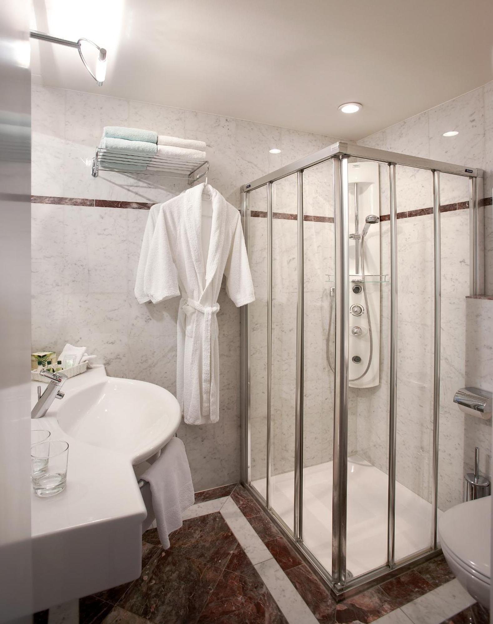 Romantik Hotel de L'Ours Sugiez Bagian luar foto