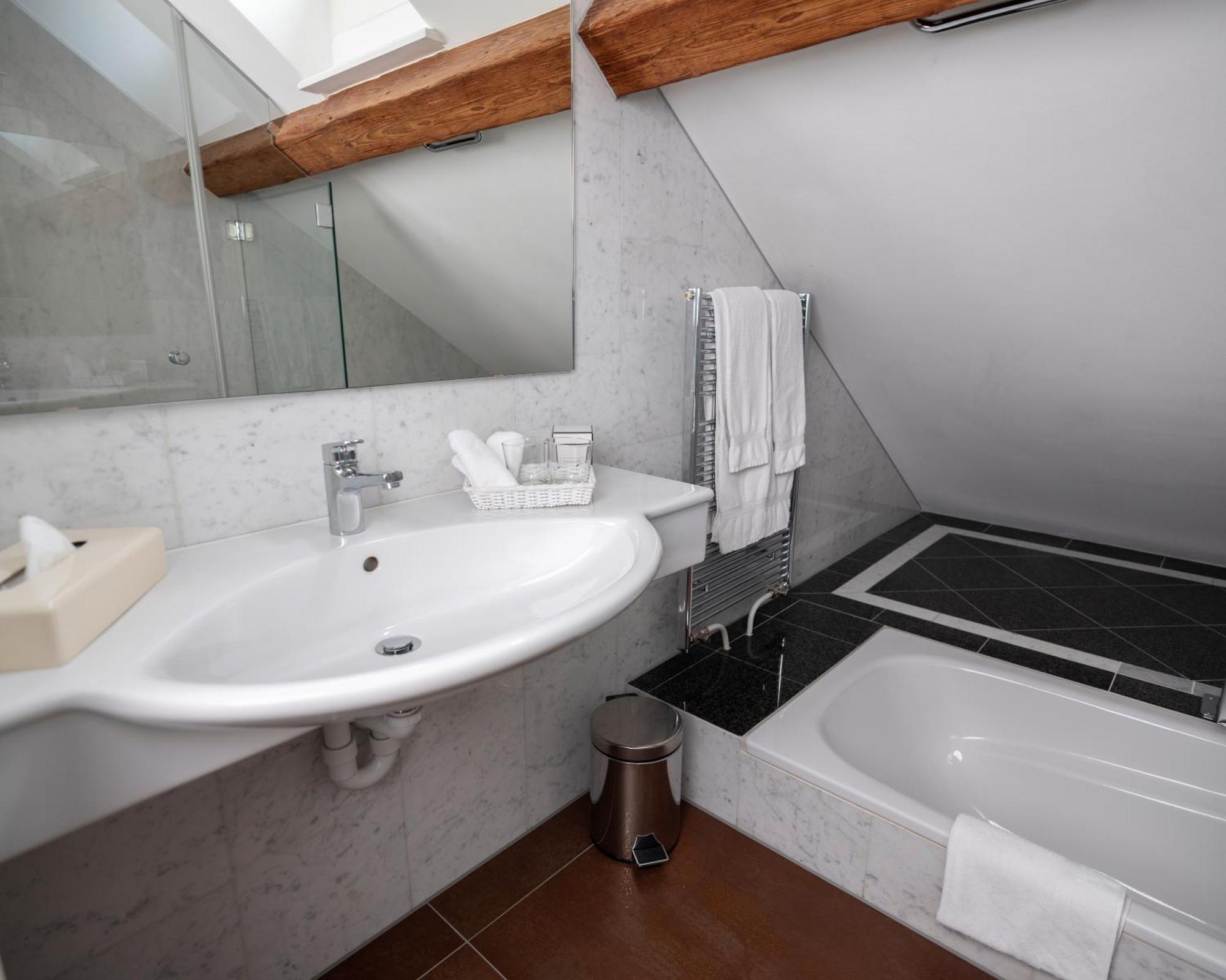 Romantik Hotel de L'Ours Sugiez Bagian luar foto