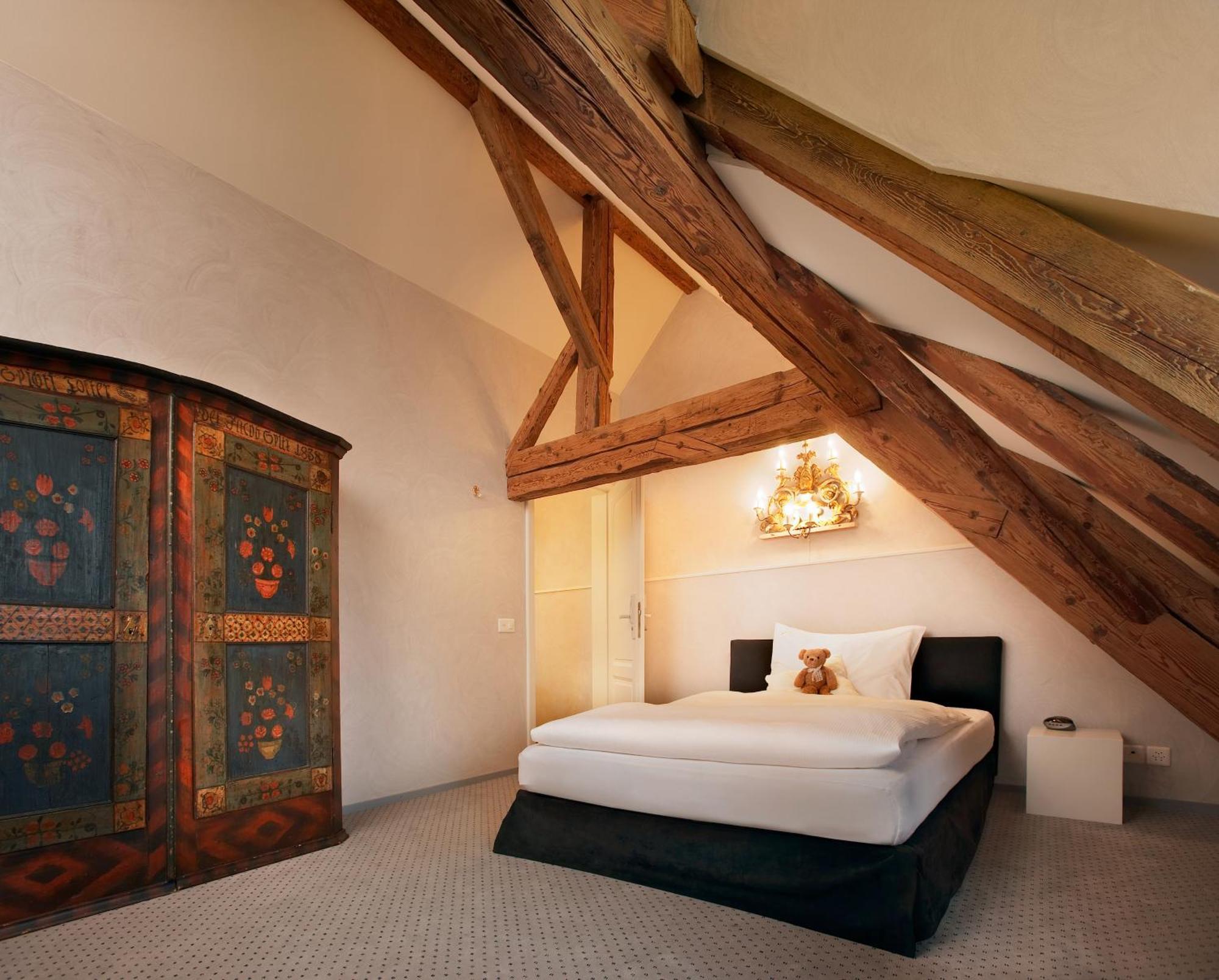 Romantik Hotel de L'Ours Sugiez Bagian luar foto